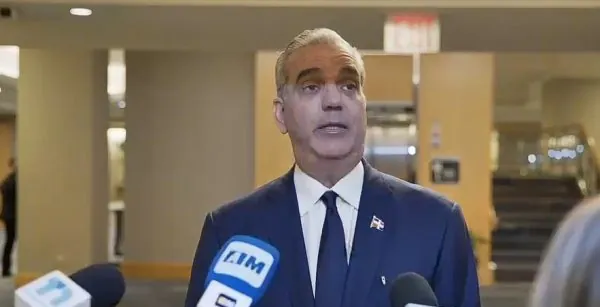 “Entréguense, si no les irá peor”, proclama Abinader en NY