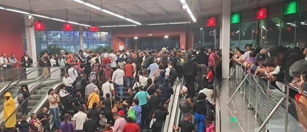Lluvias provocan aglomeraciones en el Metro