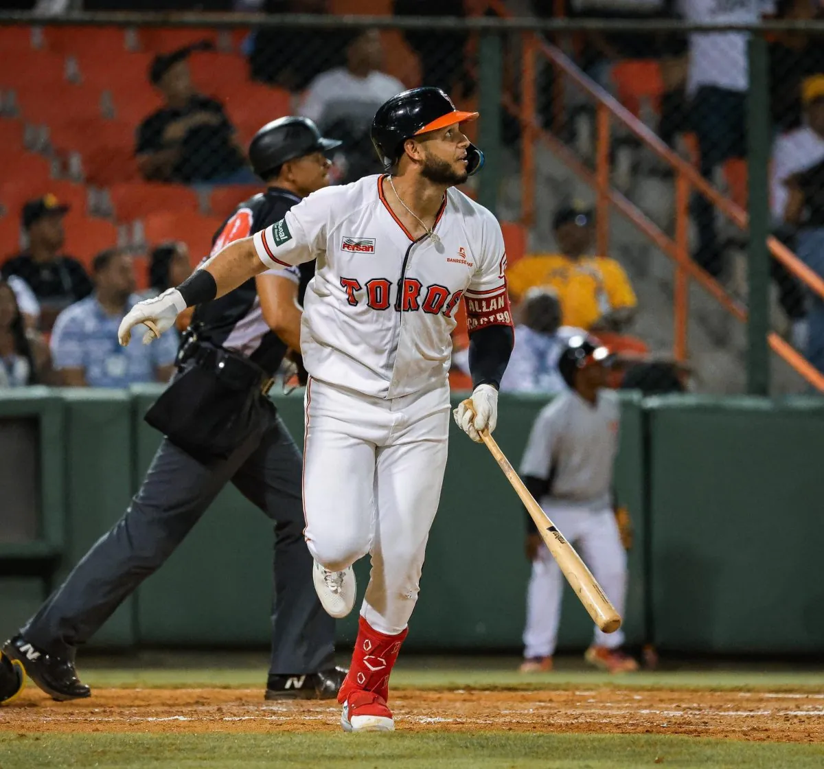 Toros sacan los bates para remontar ante las Águilas