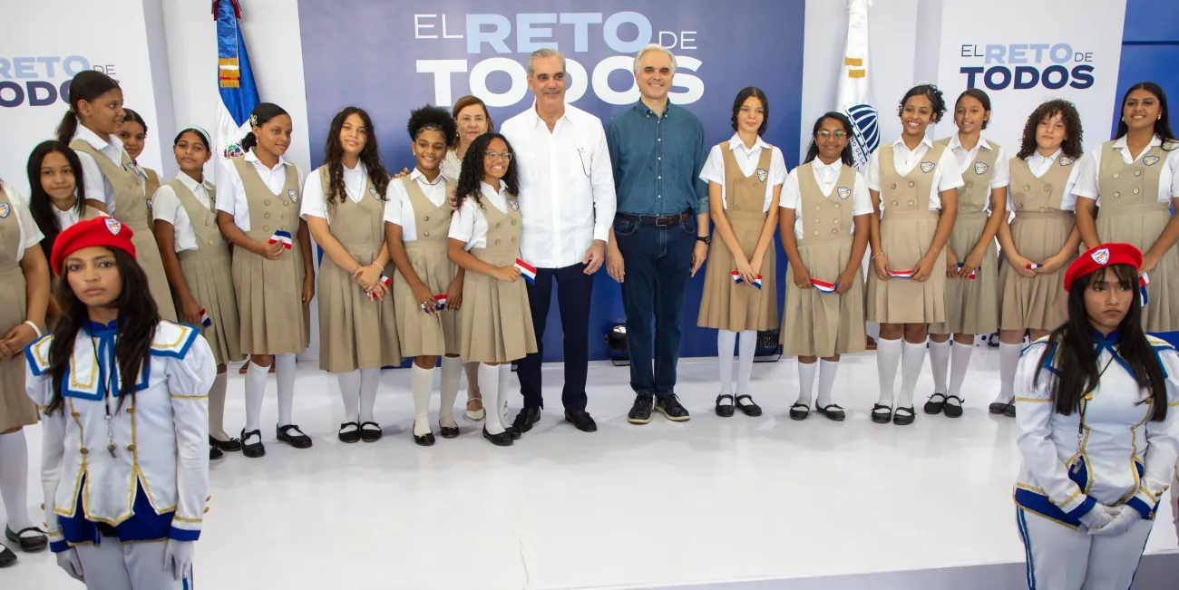 Abinader inaugura techado y asiste ordenación obispo en LV