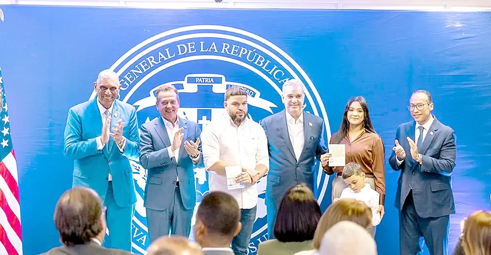 Abinader lanza nuevo pasaporte electrónico para diáspora de NY