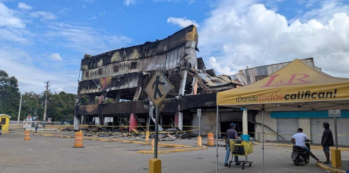 Sucursal del Banco Ademi en Villa Mella cerrará dos días tras incendio en plaza comercial
