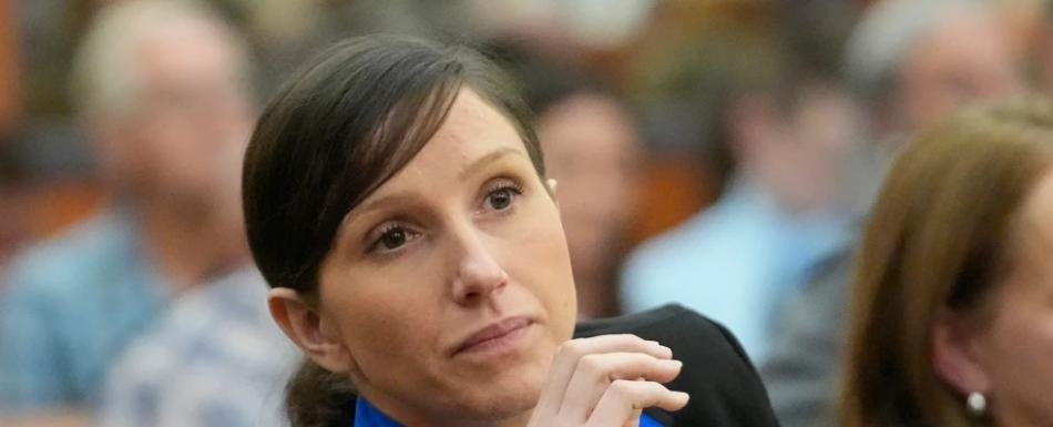 Madre escribió libro para ayudar a sus hijos a procesar muerte de su padre; ahora está siendo juzgada por su asesinato