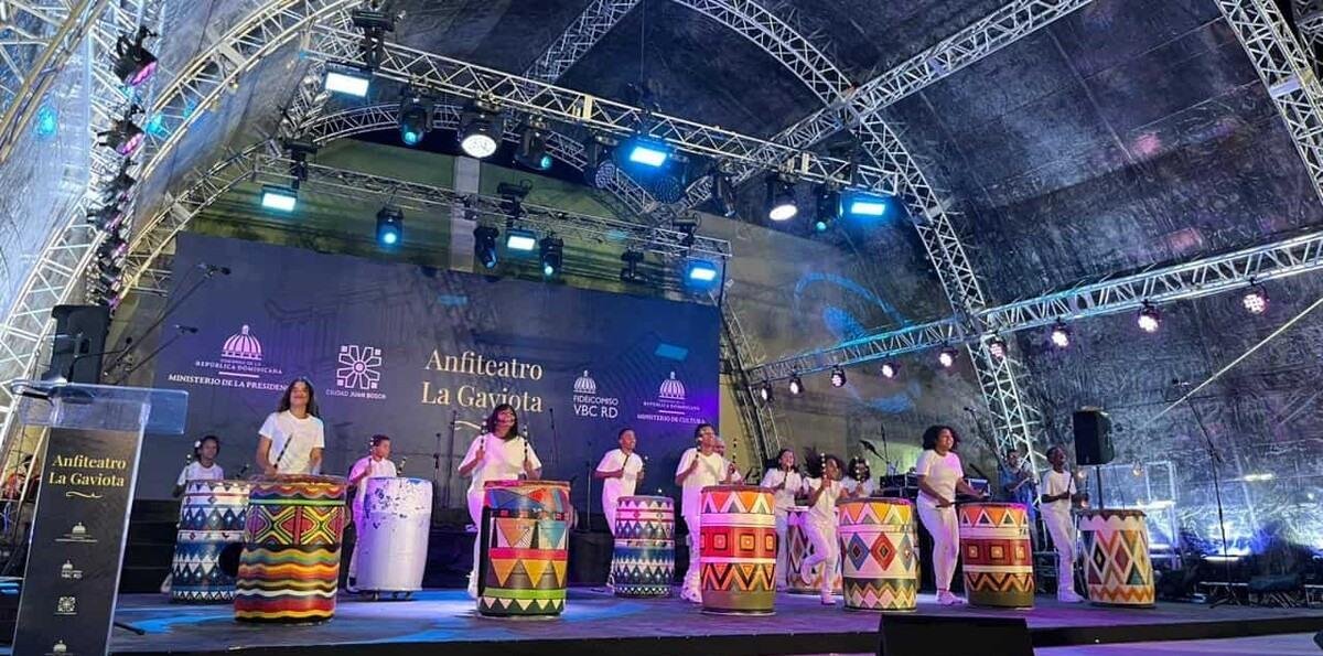 Escuela Libre de Herrera realiza destacada presentación en el anfiteatro La Gaviota