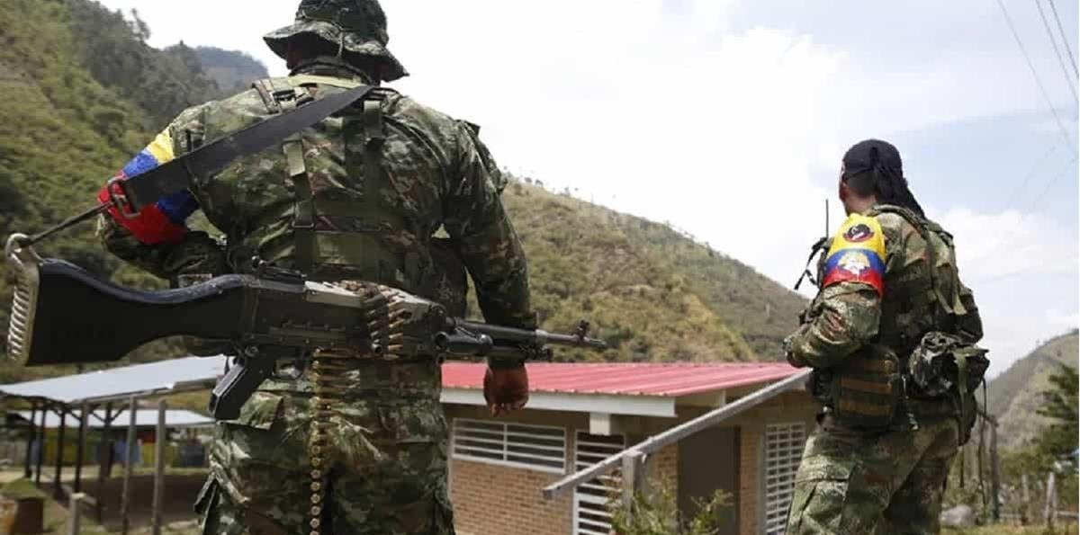 Un adolescente admite que participó en un ataque con explosivos a un batallón en Colombia