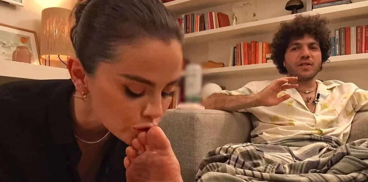 Selena Gómez defiende a Benny Blanco tras besarle los pies en pleno podcast