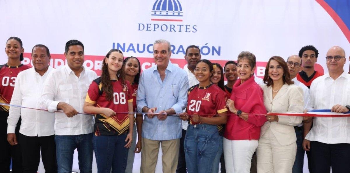 Presidente Luis Abinader entrega dos polideportivos