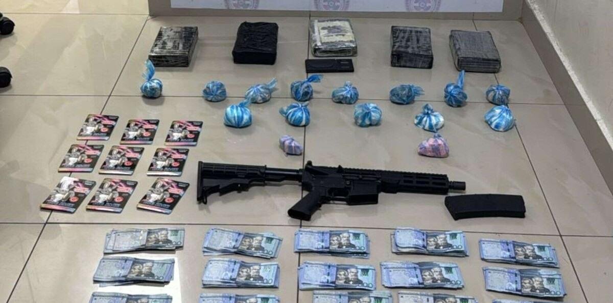 Arrestan a hombre con un fusil, drogas y dinero en efectivo en el Distrito Nacional