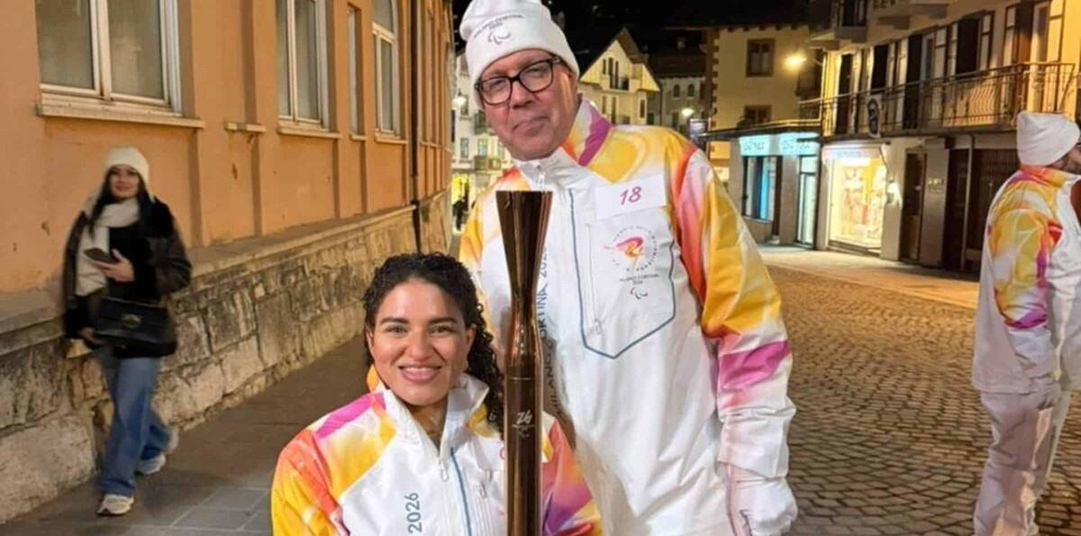 Alejandra Aybar y Felipe Vicini portan la antorcha de Milano Cortina 2026
