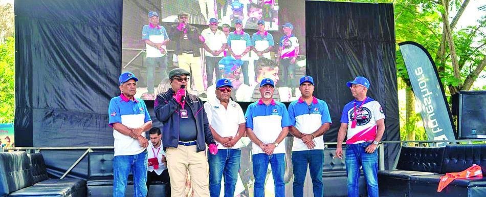 Exhibición de autos clásicos en Bonao