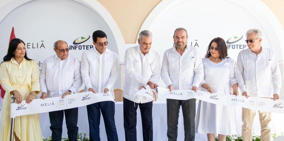 Luis Abinader inaugura hotel escuela en Verón