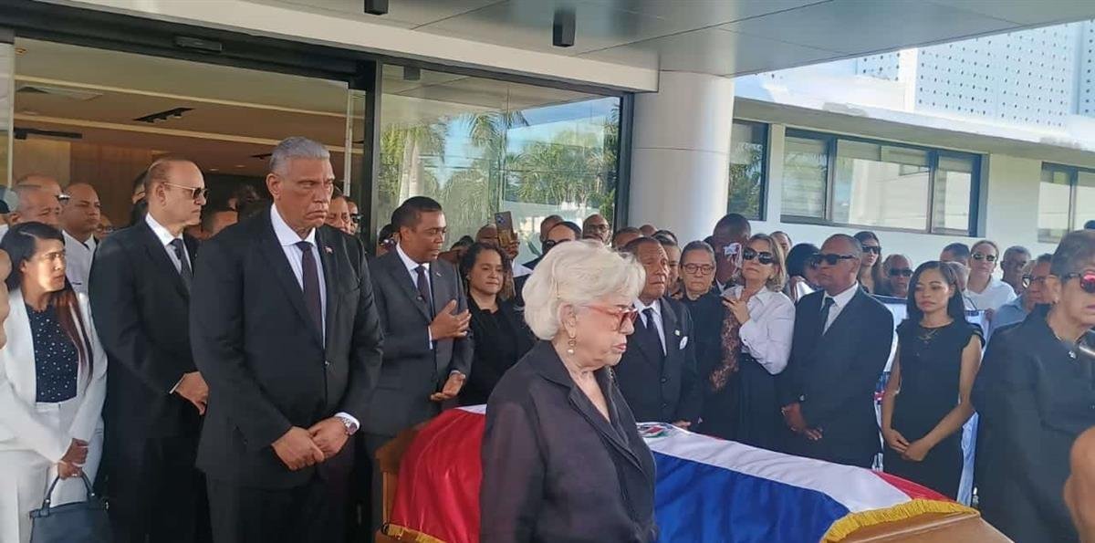 Sepultan los restos de Ramón Alburquerque tras amplias honras fúnebres