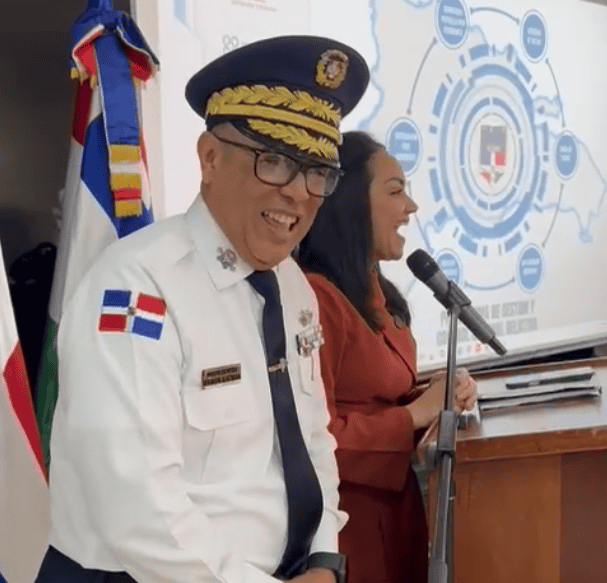 Ministra de Interior y director de la Policía reaccionan con risas al preguntar de cambios en la ins