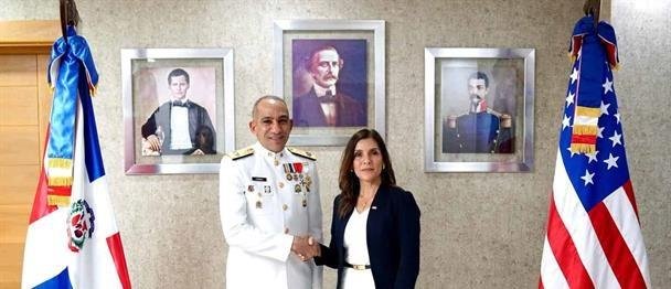 La Embajadora de EE. UU. se reúne con el presidente de la DNCD para reforzar cooperación antidrogas