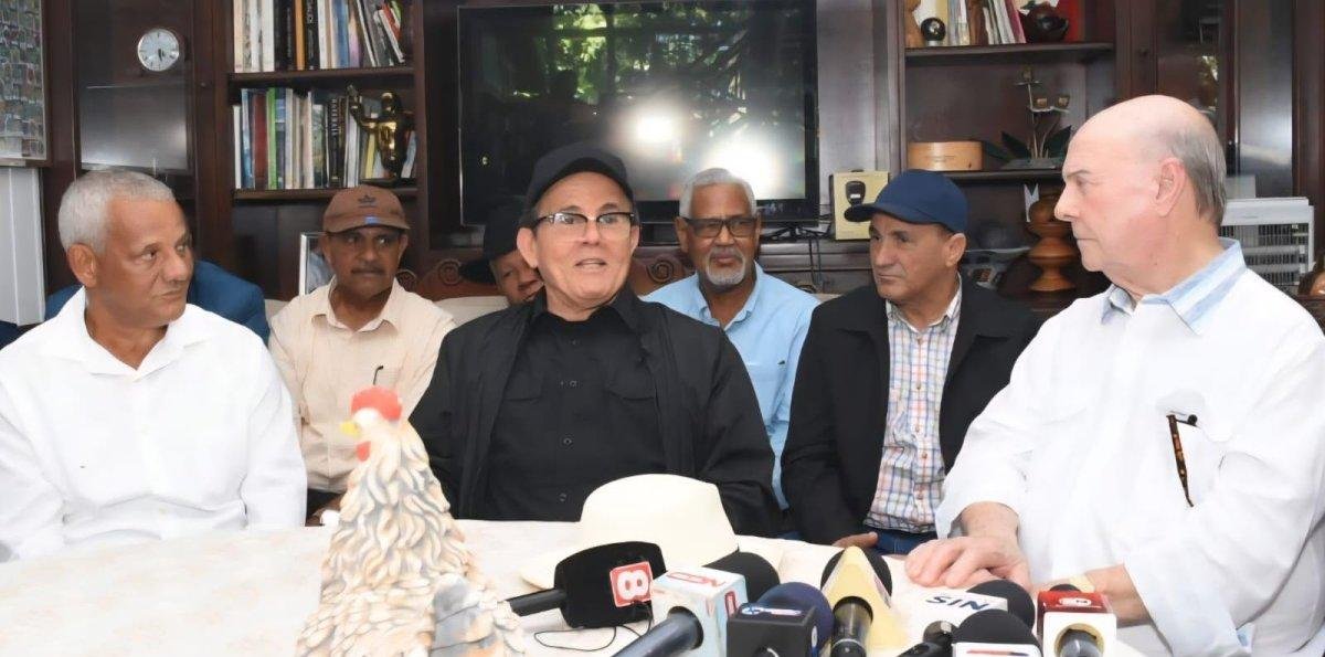 Hipólito Mejía apoya las demandas de los profesionales agropecuarios