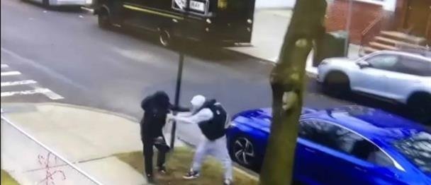 Dos sospechosos arrestados por la muerte a puñaladas de un adolescente en Nueva York