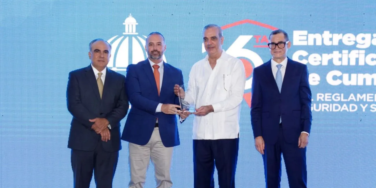 Abinader entrega certificaciones a empresas en seguridad laboral