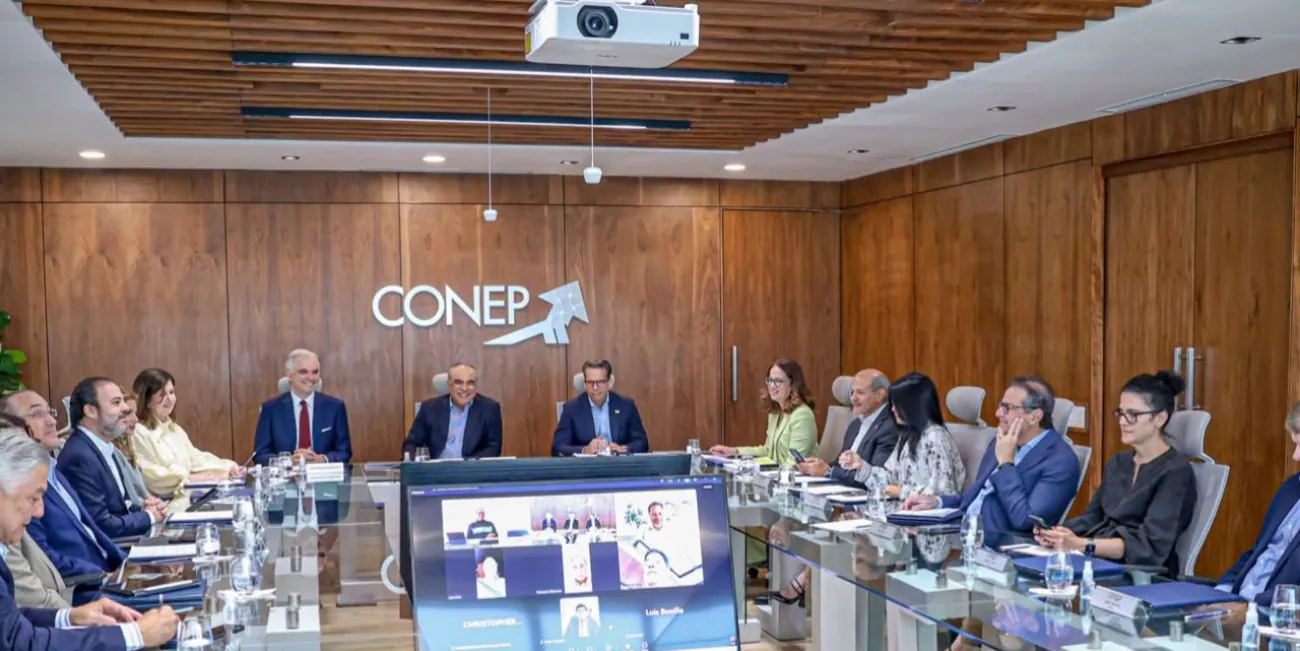 Ministro promueve alianza con el CONEP y fortalecer educación