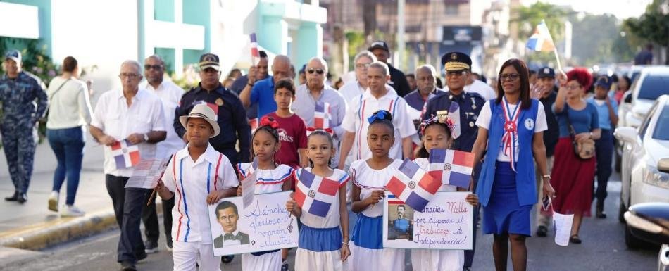 El Club Mauricio Báez eleva la dominicanidad con marcha a la Patria