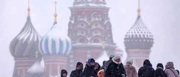 Los rusos vuelven al trabajo con sus ciudades colapsadas por la nieve