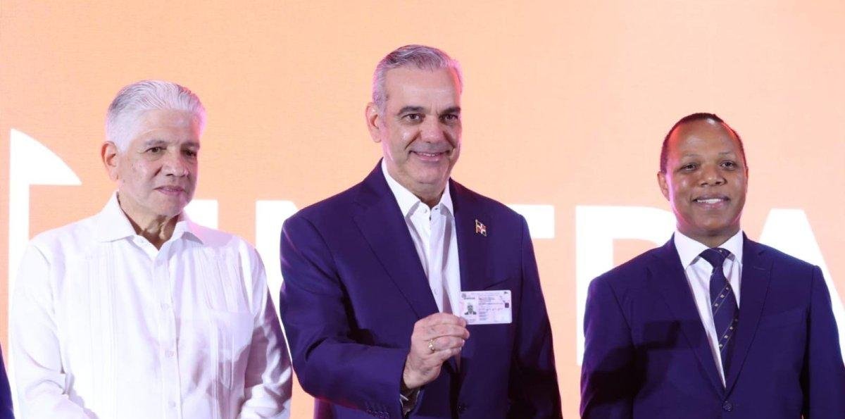 Presidente Luis Abinader ya recibió su nueva licencia de conducir