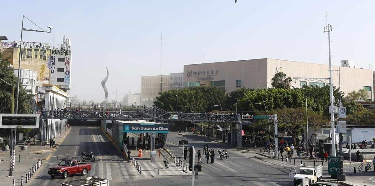 Integrantes del crimen organizado bloquean con incendios vías de varios estados de México