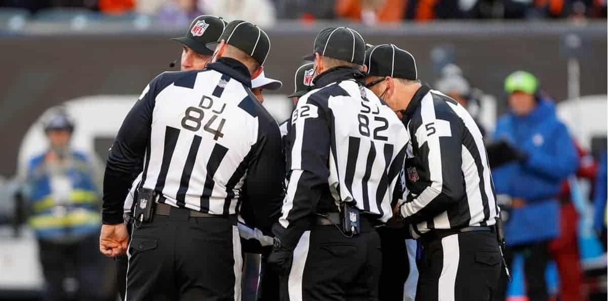 Arbitrar en el Super Bowl y volver a la oficina: la atípica vida de los réferis de la NFL