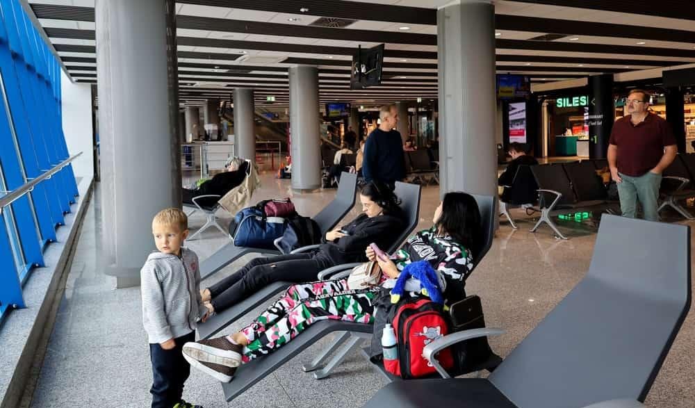 Aeropuerto de Tampa busca prohibir el uso de pijamas y crocs en sus instalaciones