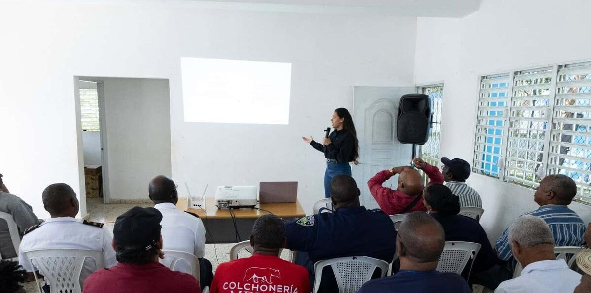 URBE socializa con comunitarios de Las Lilas estudio ambiental para recuperar márgenes del Ozama