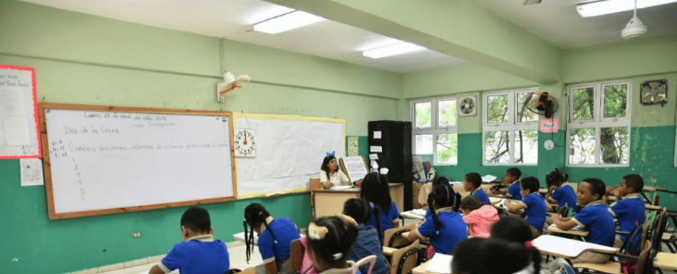 La lucha por un cupo escolar entre falta de planteles, aulas prestadas y millones en becas