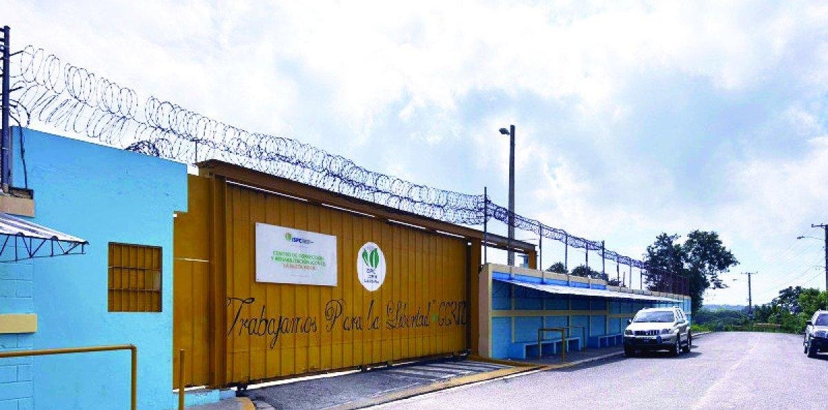 Intervienen cárcel de La Isleta en Moca y trasladan 21 internos por presuntos ilícitos