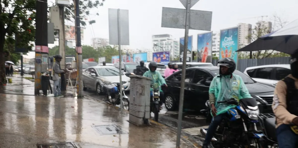 Onda tropical y vaguada provocan aguaceros en varias provincias