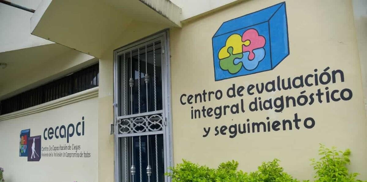 Cierre de centro en Santiago deja sin atención a cientos de personas con discapacidad visual