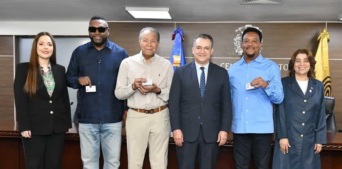 JCE entrega nueva cédula a personas con discapacidad y miembros del Salón de la Fama