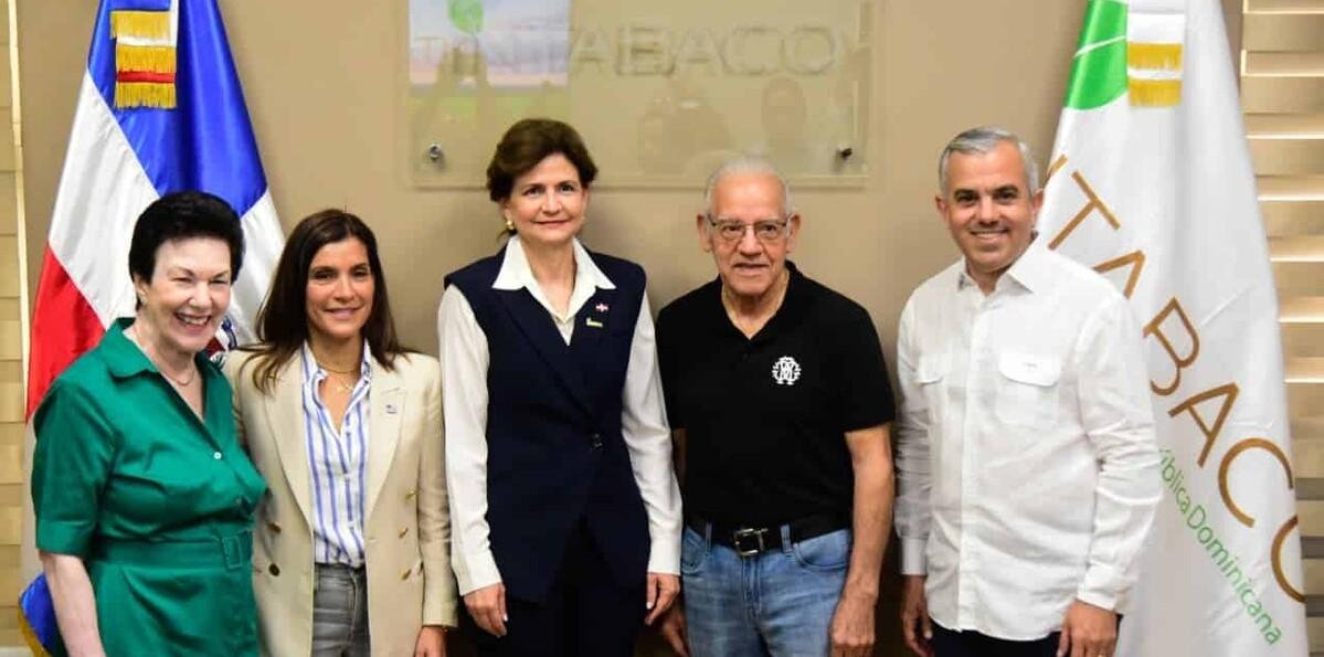 Embajadora de Estados Unidos visita Intabaco en Santiago junto a la vicepresidenta Raquel Peña