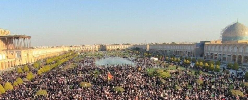 Miles de iraníes toman las calles para llorar al líder supremo ayatolá Jamenei