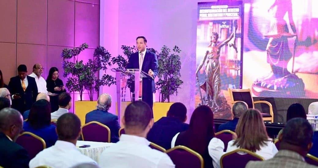 Johnny Pujols plantea necesidad en país de un derecho penal firme, pero respetuoso de las garantías