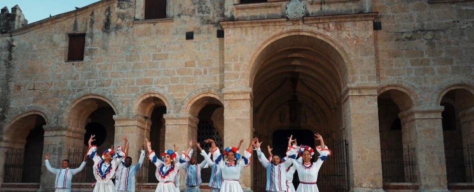 Agrupación “Lo de Aki” estrena álbum “Playlist” de temas urbanos convertidos a merengue