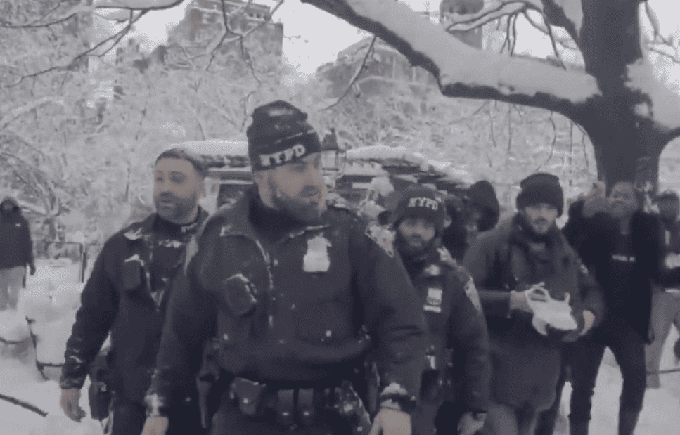 Mamdani pide respeto para Policía de Nueva York tras videos de ataques con bolas de nieve