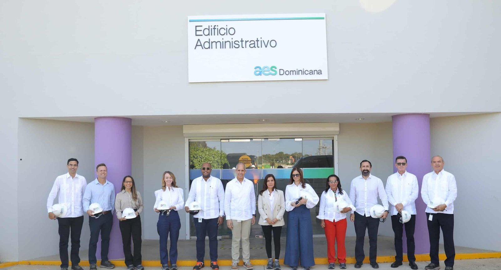 La embajadora de Estados Unidos en RD visita AES Dominicana