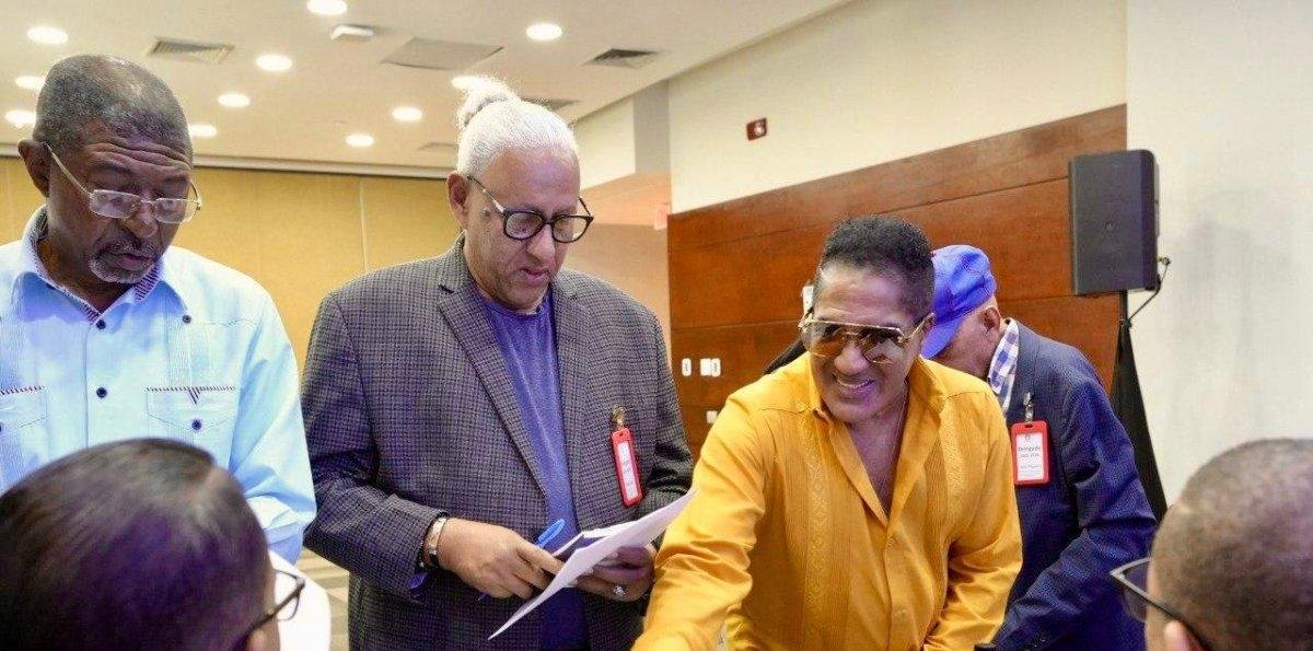 Kinito Méndez es electo nuevo presidente de SGACEDOM