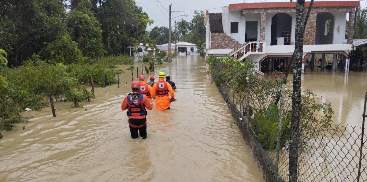 Lluvias dejan miles de viviendas bajo agua y desplazados