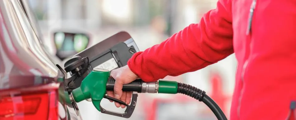 Aumentos en gasolina han costado más de dos millones adicionales a los consumidores, sostiene economista