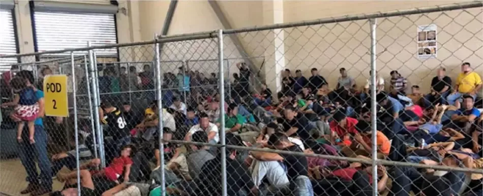 Familias migrantes denuncian encierro insalubre en Texas mientras piden asilo