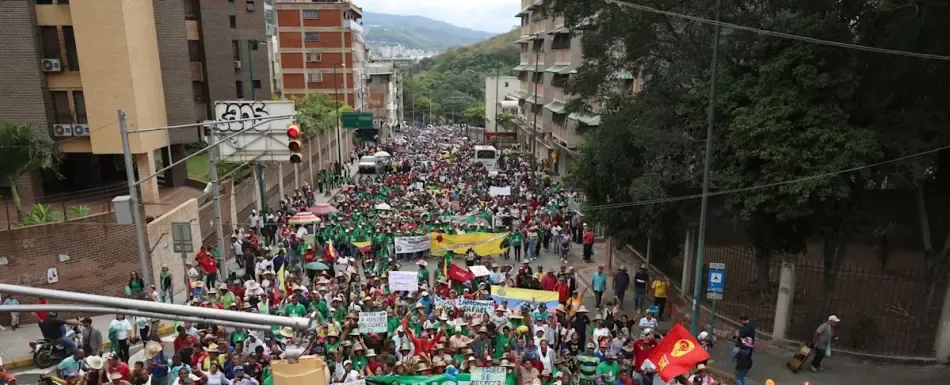 Chavistas forman con carteles una gran imagen de Maduro y su esposa para pedir su libertad