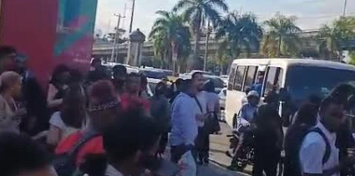 Usuarios del Metro varados por apagón; algunos toman las guaguas voladoras en medio del caos