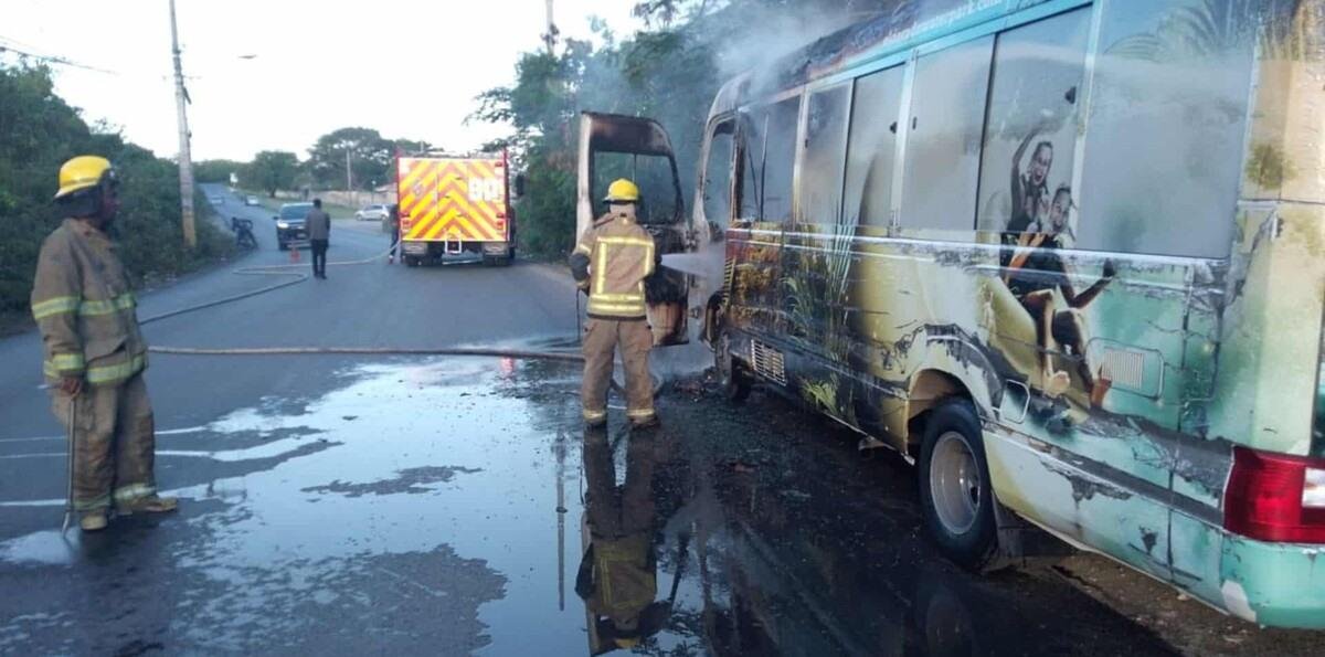 Conductor sufre quemaduras durante incendio de autobús en La Altagracia