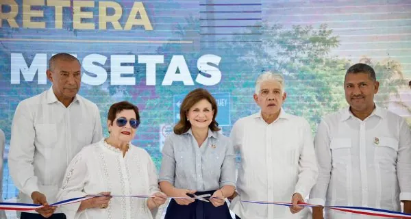 La Vice Raquel Peña encabeza inauguración carretera El Seibo