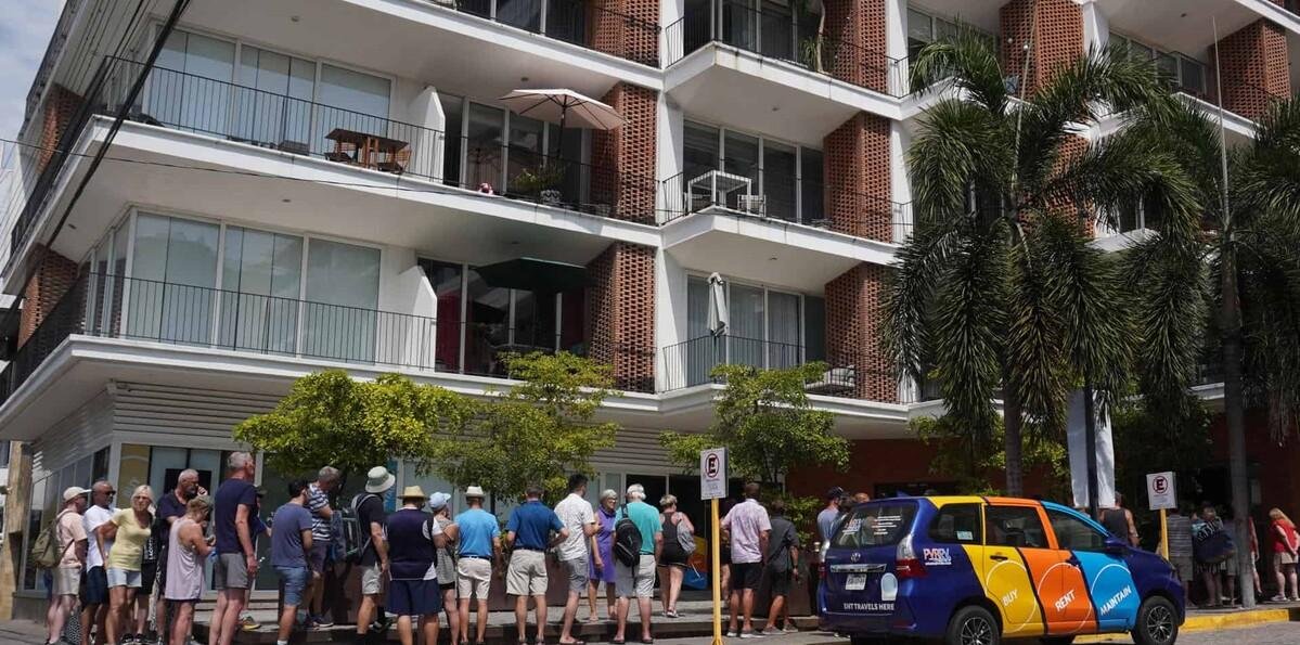 "Una hora de disparos": el encierro de turistas a metros de la guarida de "el Mencho"
