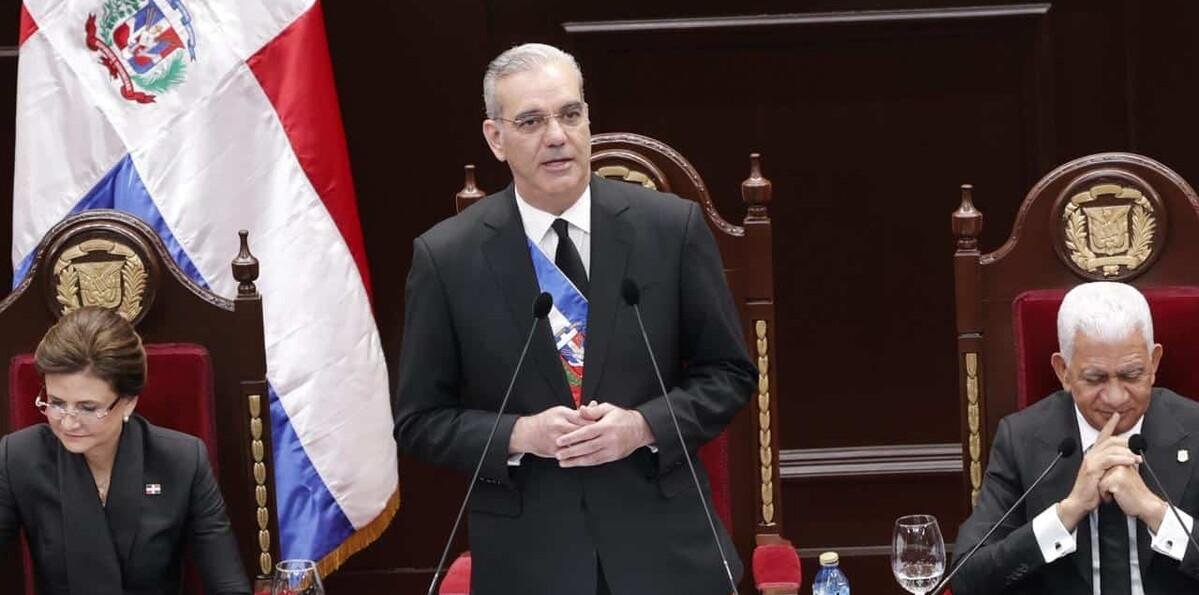 Abinader muestra sus obras para callar a la oposición